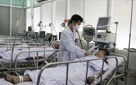 圖為大水鑊醫院重症監護室醫生在為其中一名傷者查體。（圖源：院方提供）