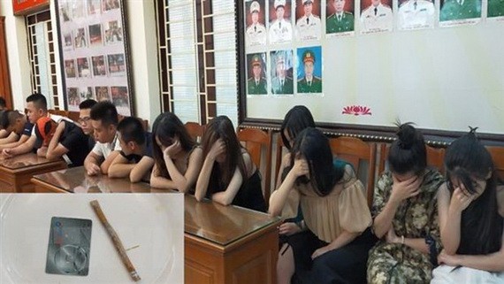 聚集吸毒被扣留的14名男女青年。（圖源：鄭維興）