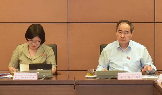 市委書記阮善仁(右)主持本市國會代表小組討論會議。(圖源:光福)