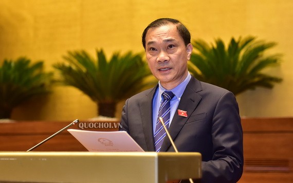 國會經濟委員會主任武鴻清闡釋有關調整2017-2020年階段東面北-南高速公路的若干陸路路段建設項目投資主張的審核報告。（圖源：Quochoi.vn）