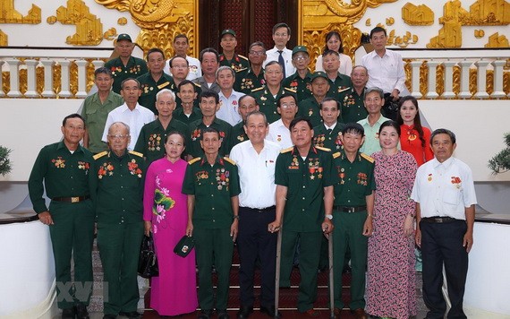 黨中央政治局委員、政府常務副總理張和平（前中）同乂安省革命有功者代表團合影留念。（圖源：越通社）