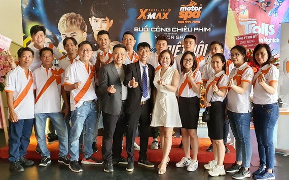 華人企業家張信發(前排左起第五位)與全體員工 合影。