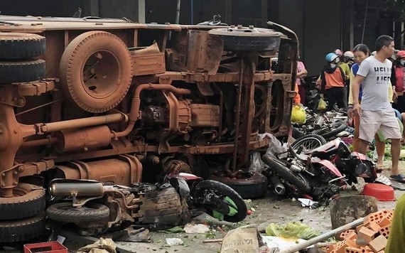 肇事卡車衝進路邊街市後側翻。