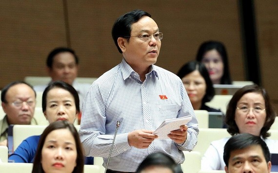廣治省國會代表團長黃德勝(中)在議場上發言。(圖源:清顯)