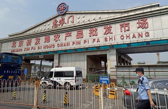 北京新發地批發市場暫時休市,警方對周邊進行交通管控。(圖源:路透社)