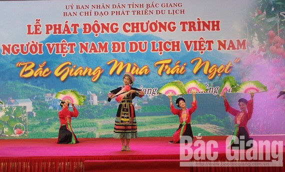 “北江省水果造”的“國人在國內旅遊”活動開幕式文藝表演節目。(圖源:北江報)