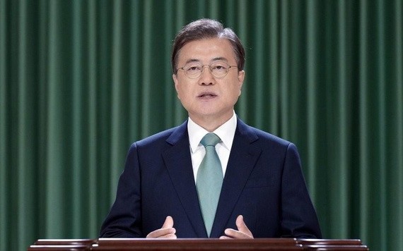6月15日,在青瓦臺,文在寅通過視頻向《六一五韓朝共同宣言》發表20週年紀念儀式致賀詞。(圖源:韓聯社)