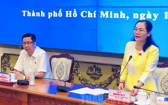 市人民議會主席阮氏麗(右)在會上發言。(圖源:市黨部新聞網)