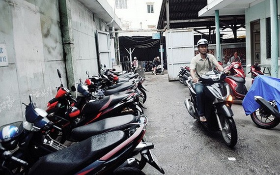 第五郡阮廌醫院沒有固定的存車場，病人看見空位就存放或在醫院外存車。