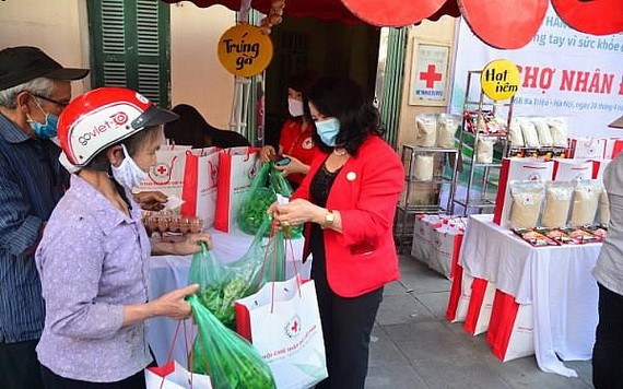 貧困者疫情期間在“人道集市”選購食品。(圖源:越南紅十字會)