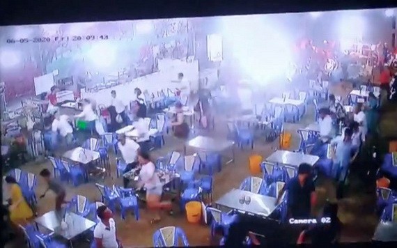 “橙衣幫” 大鬧螺店,在場的食客見此慌張逃離。