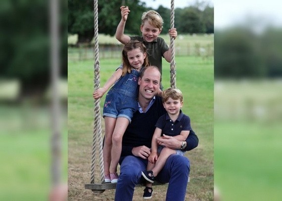 威廉與子女在鞦韆上合照。（圖源：互聯網）