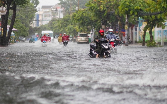 本市昨(21)日傍晚出現強降雨，導致多條街道成澤國。（圖源：TTO）