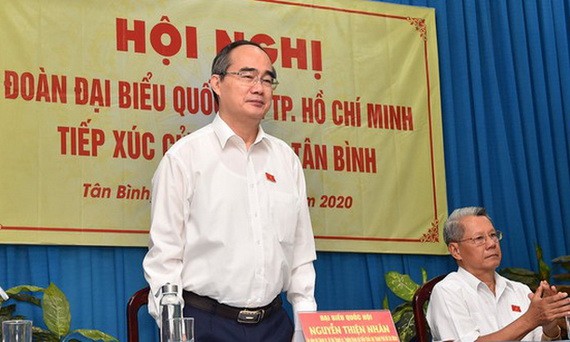 黨中央政治局委員、市委書記、市國會代表團長阮善仁(左)在新平郡選民接觸會上發表講話。(圖源:越勇)