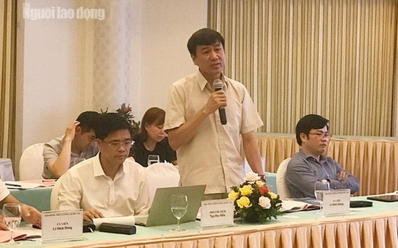 越南勞動總聯團代表在討論會上發表意見。(圖源:仲德)
