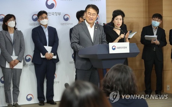 6月23日，行政安全部次官（副部長）尹鐘寅在中央政府首爾辦公樓發表《後疫情時代數字化政府創新發展計劃》的具體內容。 （圖源：韓聯社）