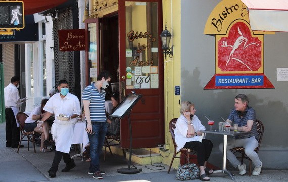紐約市進入經濟重啟的第二階段，餐廳可提供戶外就餐服務。（圖源：新華社）