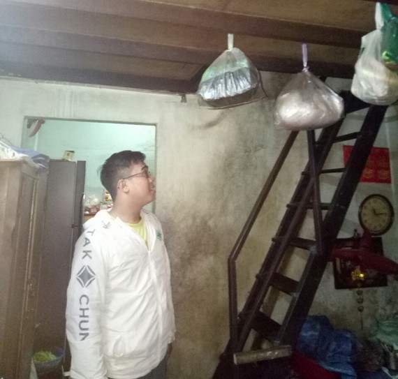 洪志強在漏水的屋子裡。