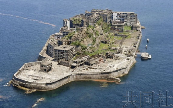 端島因外形酷似軍艦而得名。(圖源:共同社)