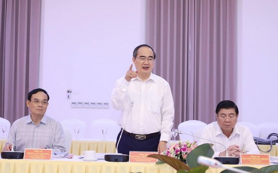 黨中央政治局委員、市委書記阮善仁（中）主持會議。（圖源：光福）