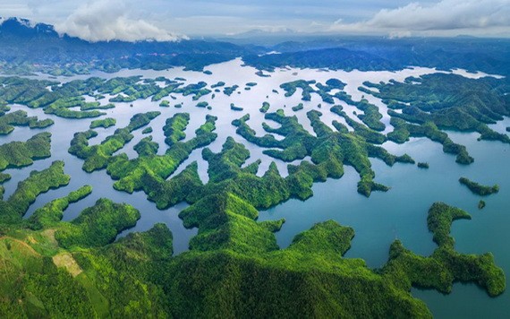 塔董湖全景。