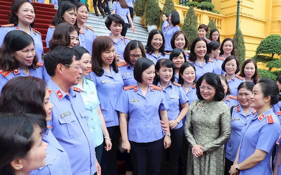 國家副主席鄧氏玉盛(前右二)在主席府前與模範女檢察幹部代表團交流。(圖源:PV)