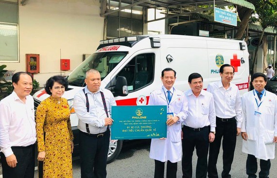 市越南祖國陣線中央委員會領導將防控疫情專用救護車移交予115人民醫院。(圖源:淮南)