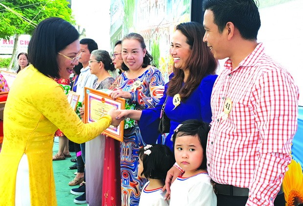 10 華人家庭獲模範家庭稱號 ảnh 1