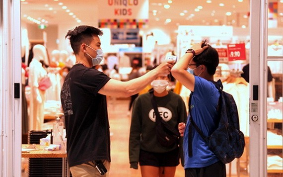 加拿大多倫多一購物中心，商家為入店顧客逐一量體溫。（圖源：互聯網）