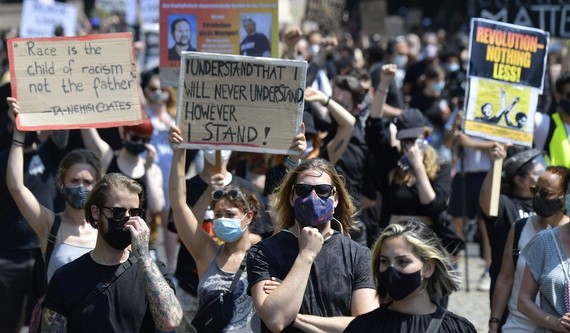 當地時間27日下午，德國柏林再度舉行有上千人參加的反種族主義示威。（圖源：互聯網）