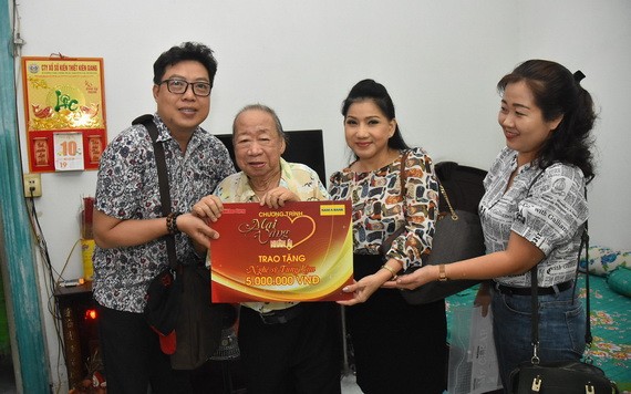 “仁愛黃梅”活動代表向藝人松林贈送扶助金。