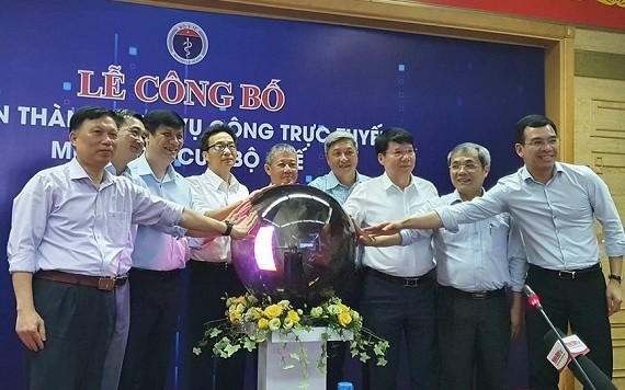 政府副總理武德膽與各領導啟動公共服務網站。(圖源:杜叉)