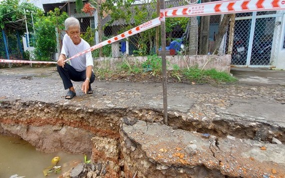 當地居民阮功歸告知，上月29日凌晨發生的坍塌事故，導致4間民房墜河。（圖源：志功）