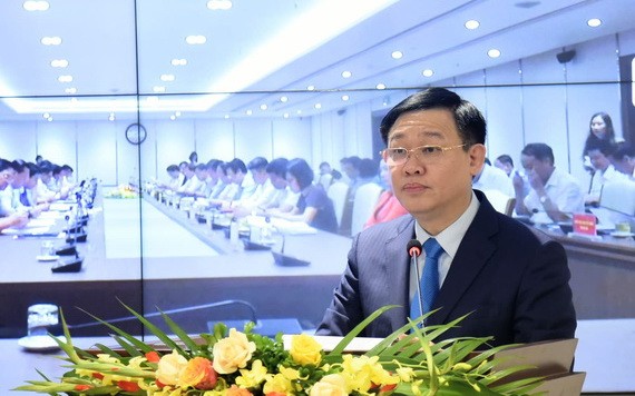 河內市委書記王廷惠在會上肯定,河內市將致力完成獲中央責成的財政預算收入達285萬億元的任務。(圖源:春成)