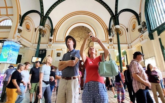 外國旅遊團在去年10月參觀市郵政局。 