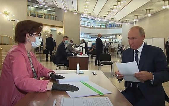 俄總統普京（右）現身投票點完成有關俄憲法修正案的投票。（圖源：互聯網）