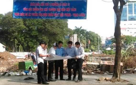 第十郡領導代表同市都市鐵路管委會一起進行實地檢查地鐵2號線項目的S5站施工場地。（圖源：愛真）