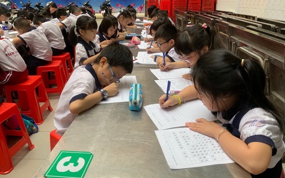 學生硬筆比賽現場一瞥。