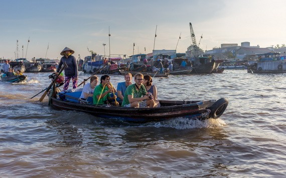 國際遊客坐船參觀體驗南部水上集市。(圖源:VietfunTravel)
