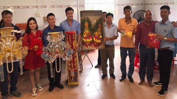 第五福天后聖母與主處聖母一對鳳冠、聖袍、聖香和金花,由陳良以3338萬元投得。