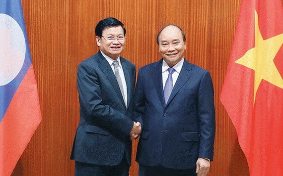 阮春福總理(右)會見老撾總理西蘇里。(圖源:越通社)