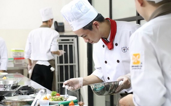 在本市亞歐就業指導中心就讀廚師專業的學生。(圖源:互聯網)