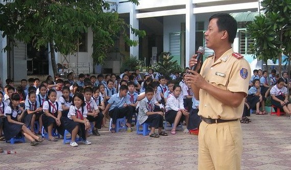 第九郡公安向華閭初中學生宣傳《陸路交通法》。