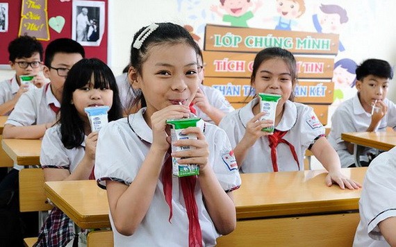 小學生在課堂間隙飲用Vinamilk奶品。(圖源:瓊芝)