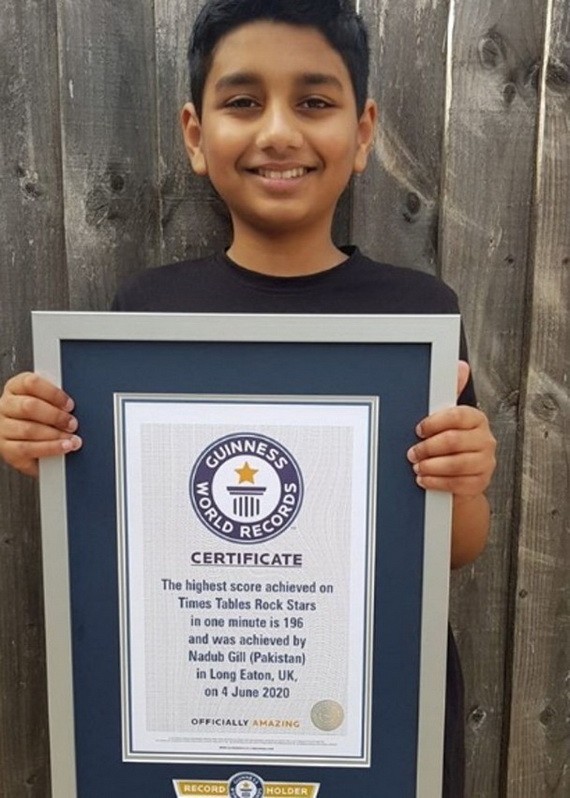 吉爾獲頒健力士官方證書。（圖源：互聯網）