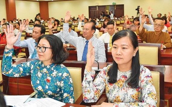 與會代表舉手表決通過本市若干重要問題各項《決議》。(圖源:孟和)