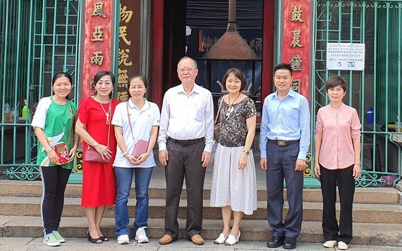 非物質文化遺產代表團在穗城會館前留影。