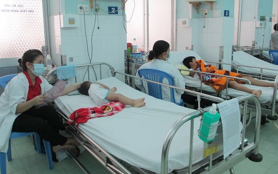 圖為家長在醫院照顧登革熱病童。（圖源：丹芳）