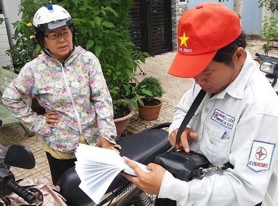 電力人員正記錄某民居區的個戶用電量。（圖源：陶莊）