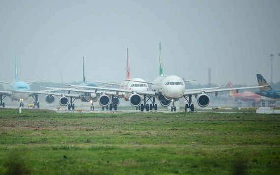 內牌機場跑道旁多架飛機排隊等待起飛。（示意圖源：南陳）
